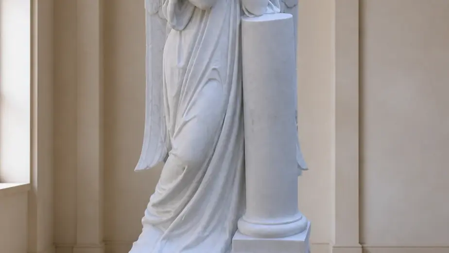 Angelo in preghiera accanto a colonna in marmo, con figura alata raccolta accanto a un elemento cilindrico