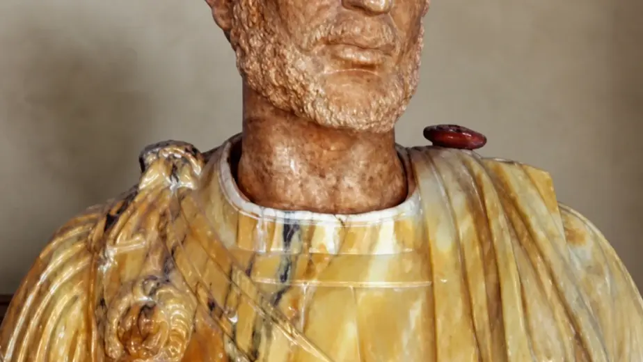 Ritratto dell'imperatore Adriano con capelli ricci, barba e veste drappeggiata