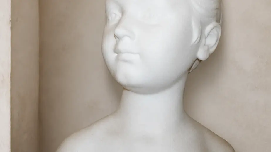 Il busto della bambina Brognart presenta un volto infantile dai lineamenti delicati e una forma essenziale delle spalle