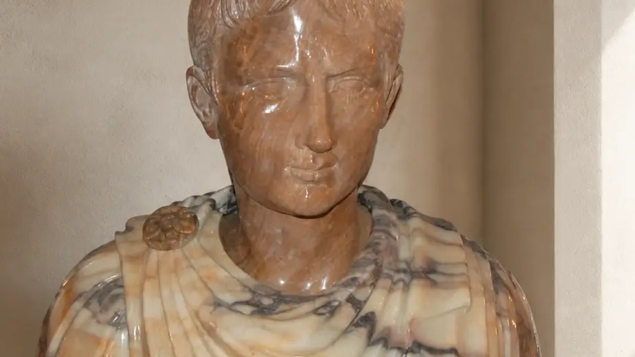 Ritratto marmoreo frontale dell’imperatore Cesare Augusto