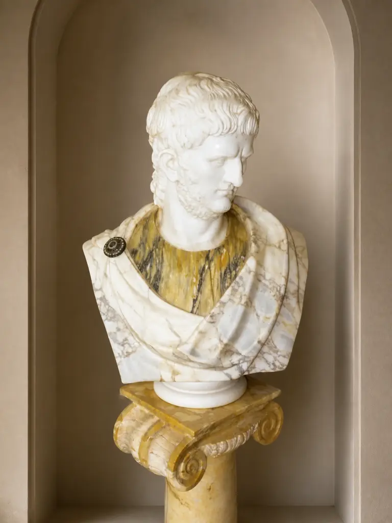 Il busto dell'imperatore Nerone combina un ritratto chiaro con una veste dalle venature gialle e un ampio panneggio