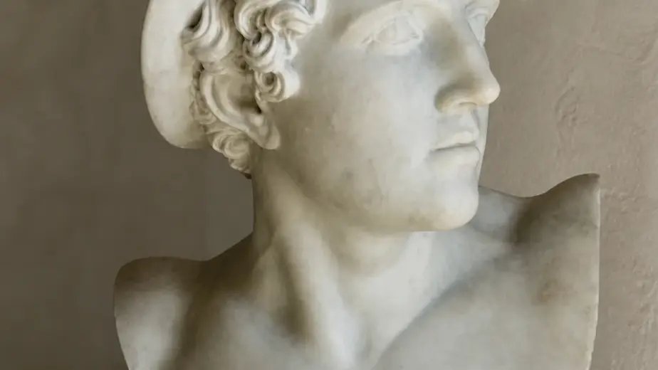 Il busto raffigura Mercurio con il caratteristico elmo alato, riccioli definiti e sguardo rivolto verso l'alto