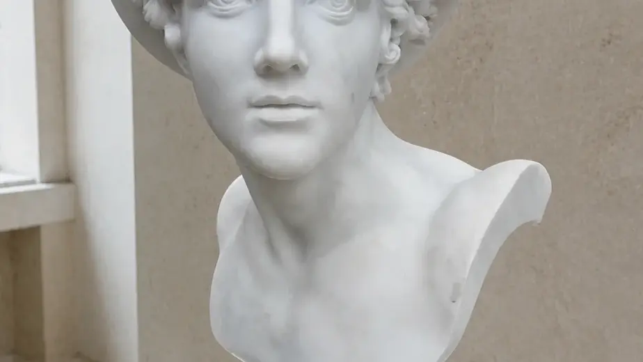 Il busto raffigura Mercurio con lineamenti classici, riccioli definiti e copricapo alato