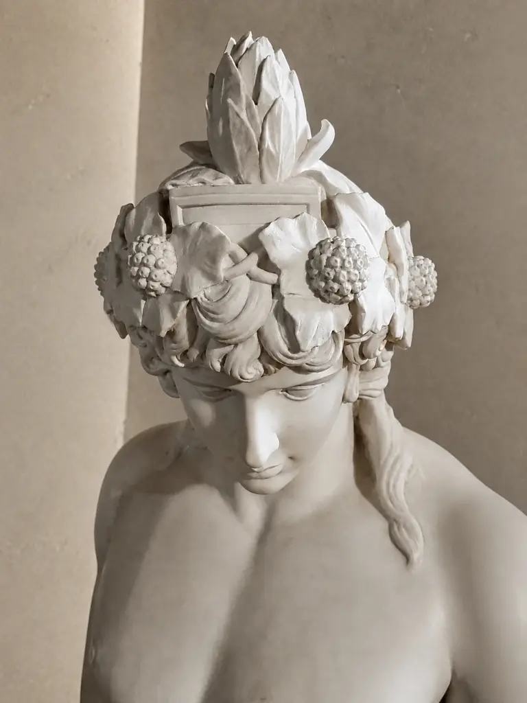 Il busto raffigura Dionisio, o Bacco, con una complessa corona di foglie e frutti
