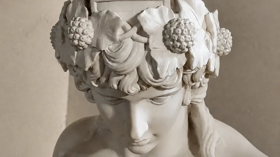 Il busto raffigura Dionisio, o Bacco, con una complessa corona di foglie e frutti