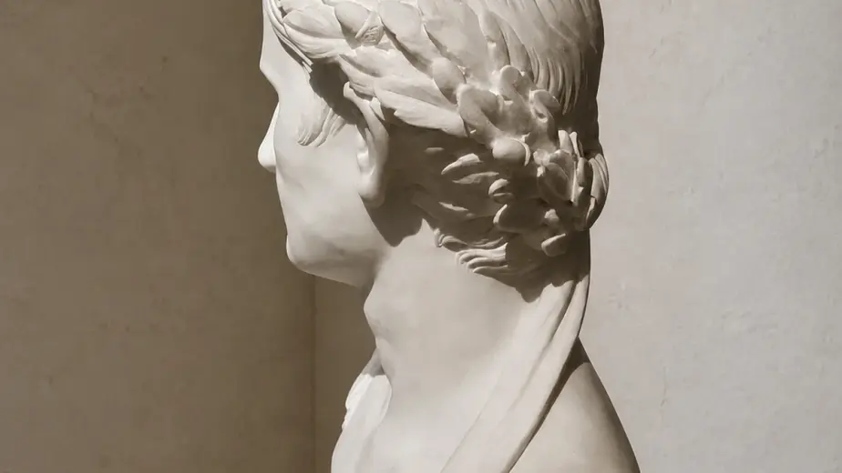 Ritratto scultoreo di Cesare Augusto con corona, capelli lavorati e busto dal taglio classico