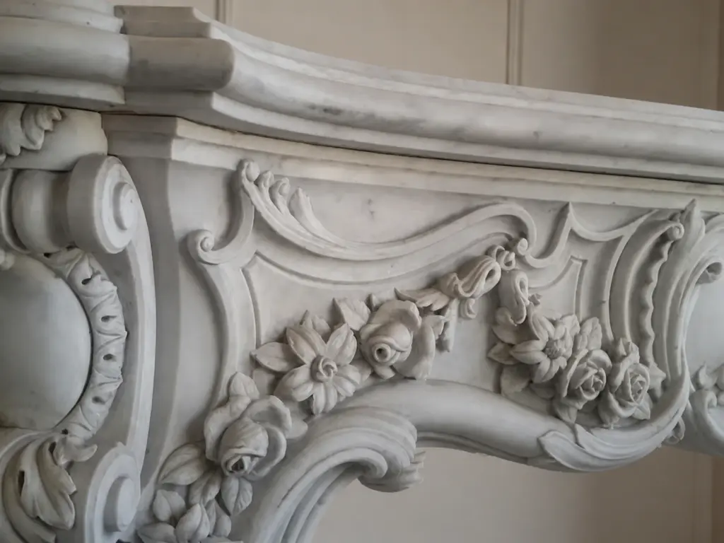 Il particolare mette in evidenza una decorazione barocca con vaso, festoni di fiori, volute e modanature sovrapposte