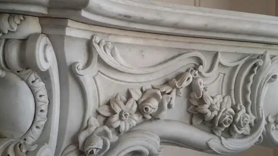 Il particolare mette in evidenza una decorazione barocca con vaso, festoni di fiori, volute e modanature sovrapposte