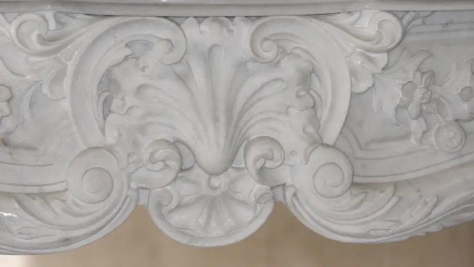 L'immagine mostra un dettaglio ravvicinato della fascia ornamentale di un camino