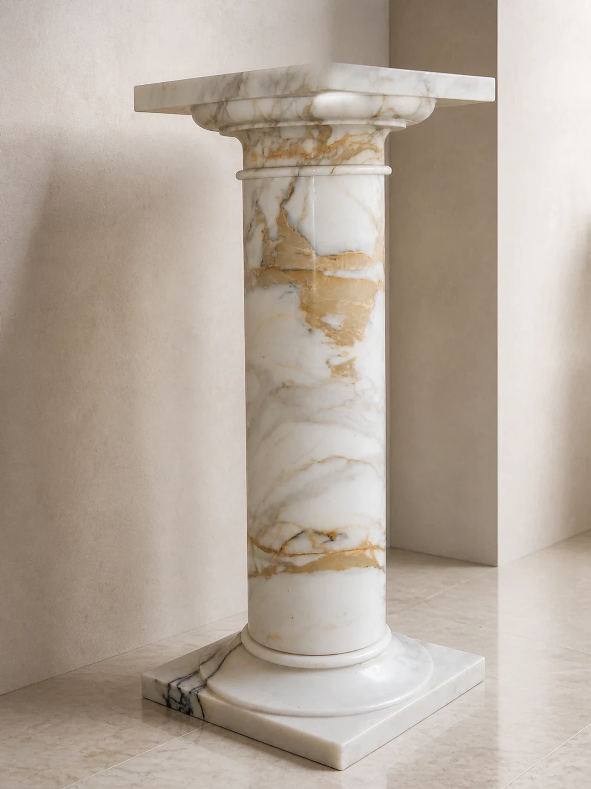 Colonna in marmo bianco calacatta lucidato, con fusto cilindrico dalle venature calde, base modanata e piano quadrato