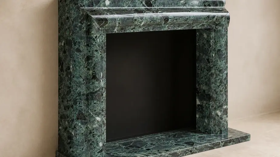 La cornice in stile Salvator Rosa adotta una struttura architettonica semplice con fascia e montanti lineari