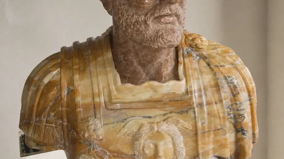 Busto dell'imperatore Adriano con volto barbuto e abbigliamento militare