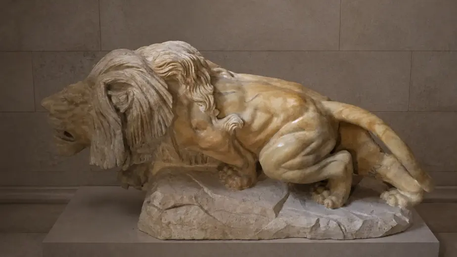 La scultura raffigura un leone disteso, con criniera e muscolatura definite