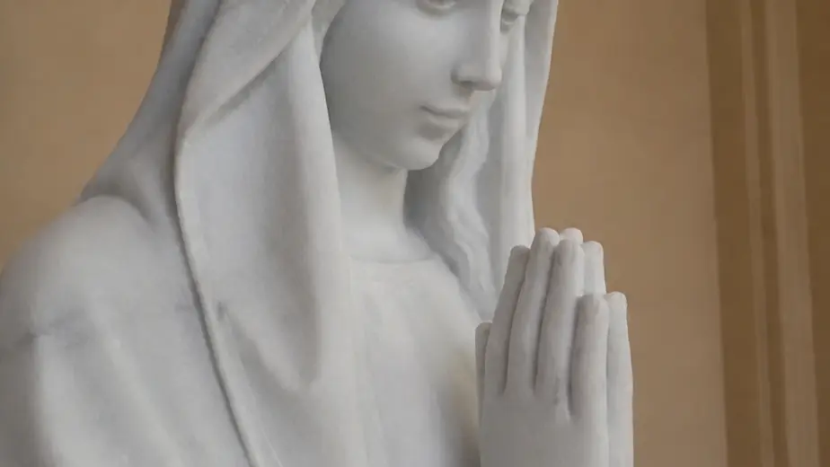 Madonna in preghiera in marmo bianco carrara, con figura velata con mani giunte e posa raccolta