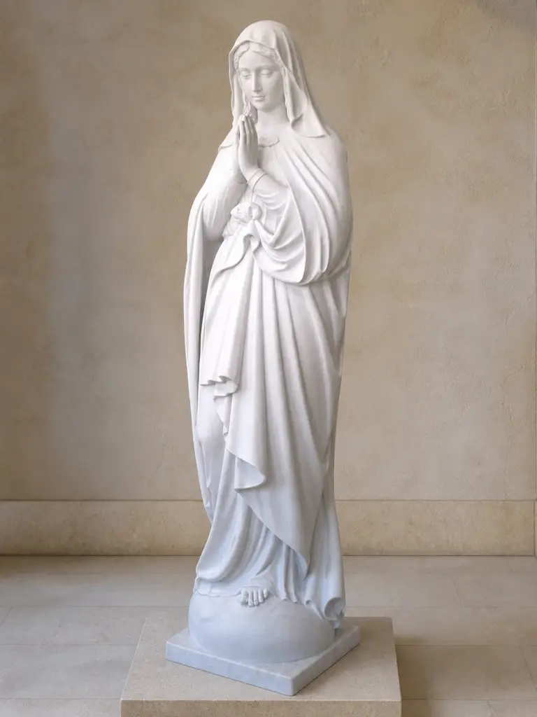 Madonna in preghiera in marmo bianco, con figura intera velata con mani giunte e panneggio fluido