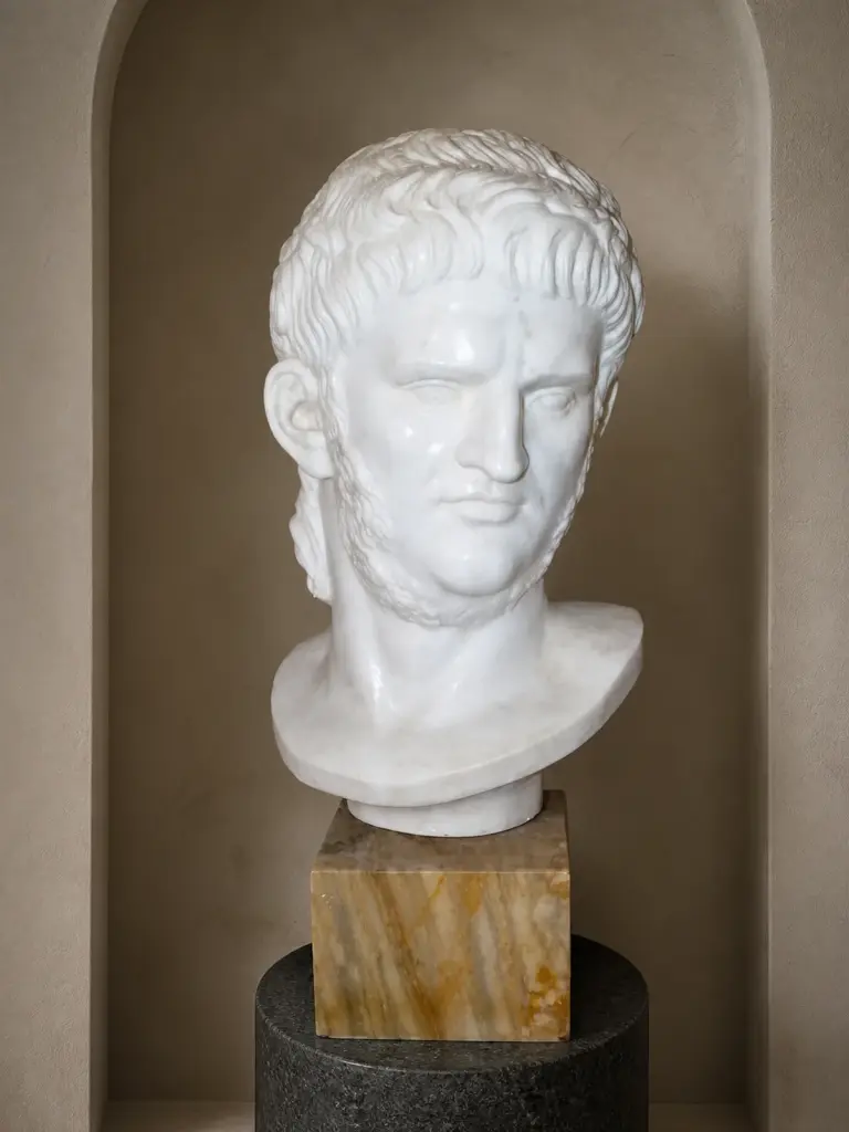 Testa scultorea dell'imperatore Nerone con lineamenti composti e capelli corti