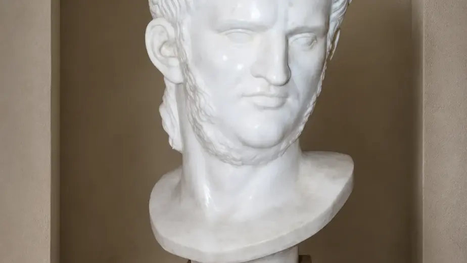 Testa scultorea dell'imperatore Nerone con lineamenti composti e capelli corti