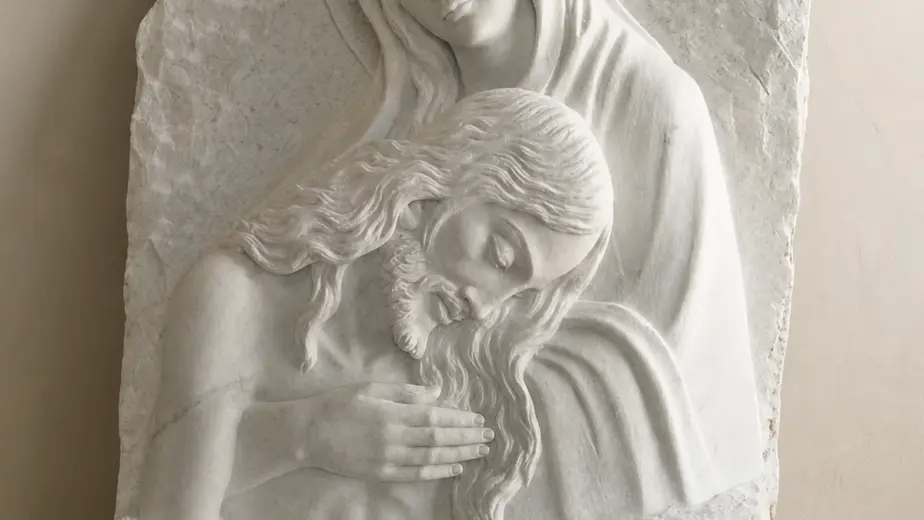 Pietà in bassorilievo di marmo bianco, con Madonna che sostiene Cristo entro una lastra dal fondo sbozzato