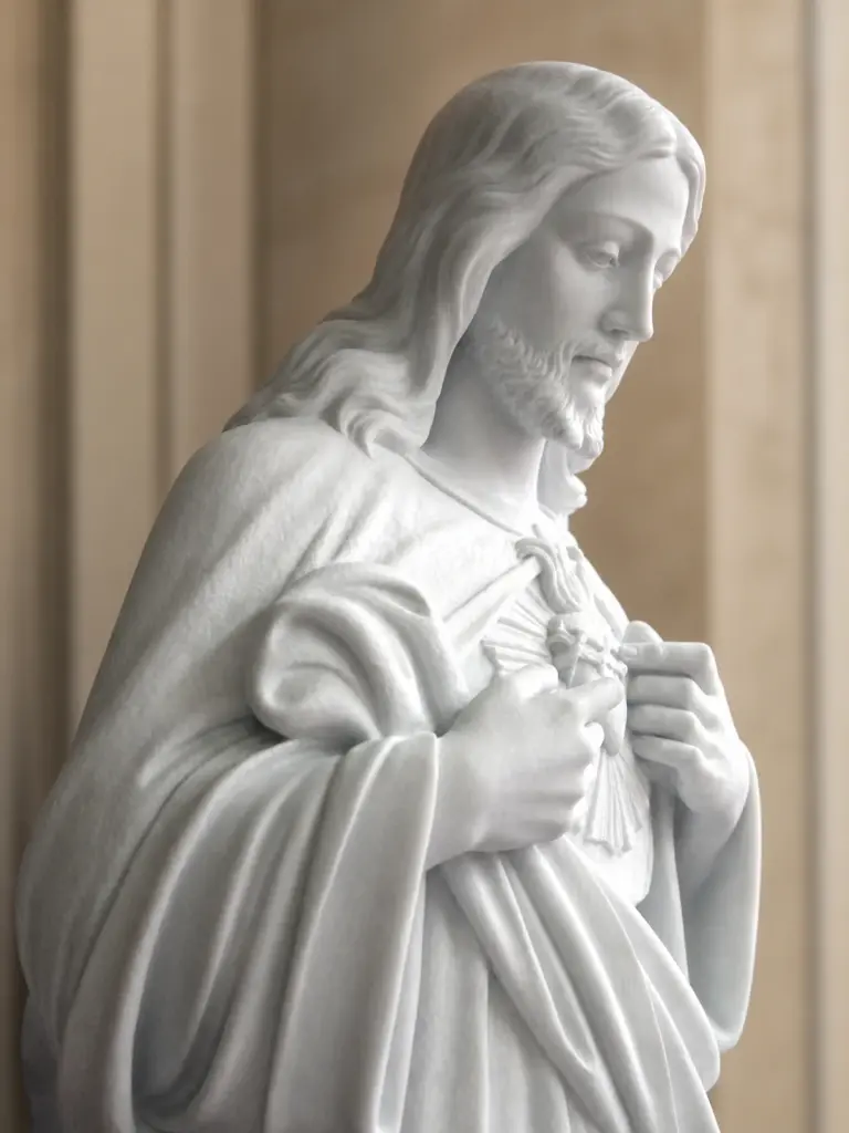 Sacro cuore di gesù in marmo bianco, con figura di Cristo con mani sul petto e veste panneggiata
