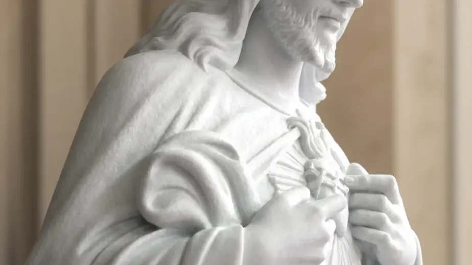 Sacro cuore di gesù in marmo bianco, con figura di Cristo con mani sul petto e veste panneggiata