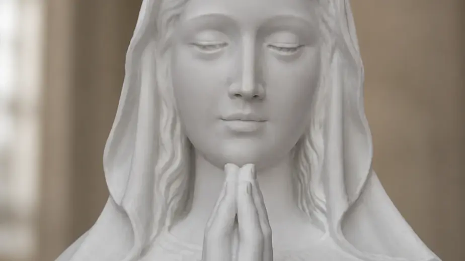 Madonna in preghiera in marmo bianco, con primo piano del volto velato e delle mani giunte