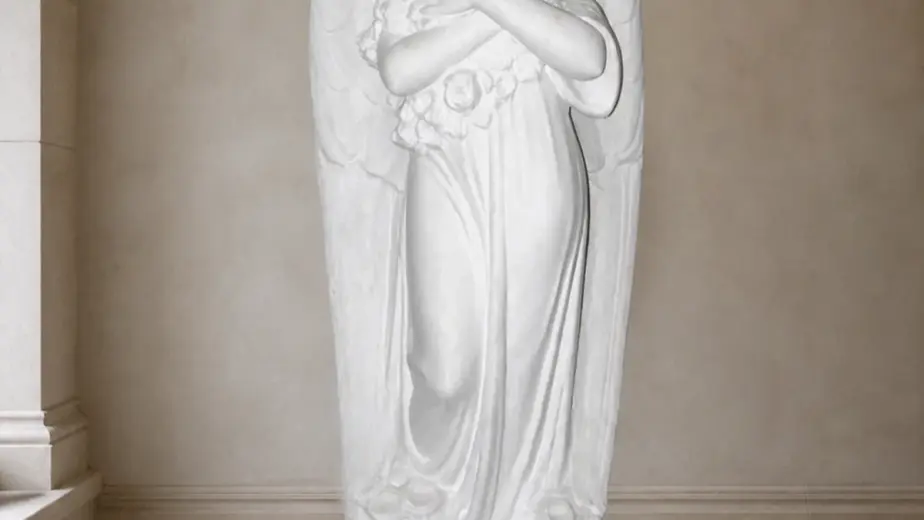 Angelo con fiori in marmo bianco, con figura alata con braccia incrociate e mazzo di fiori