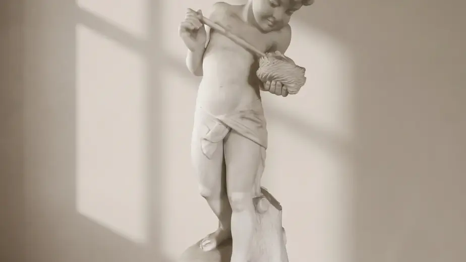 Bambino con uccellino in marmo bianco, con figura infantile con un piccolo nido e un uccellino