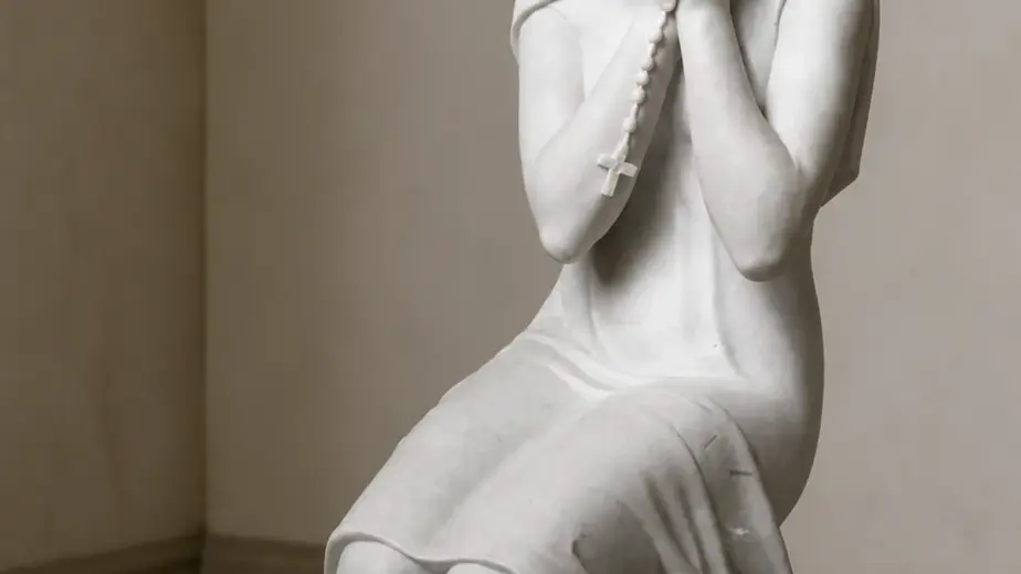 Addolorata con rosario in marmo bianco, con figura inginocchiata con rosario e mani raccolte accanto al volto