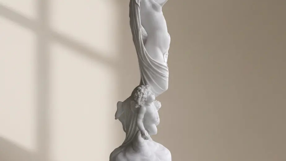 Statua la notte in marmo bianco carrara, con figura femminile inclinata con panneggio e putto alla base