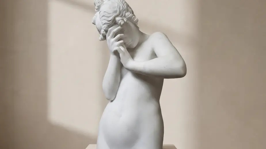 Statua la timidezza in marmo bianco carrara, con figura femminile con il volto nascosto tra le mani
