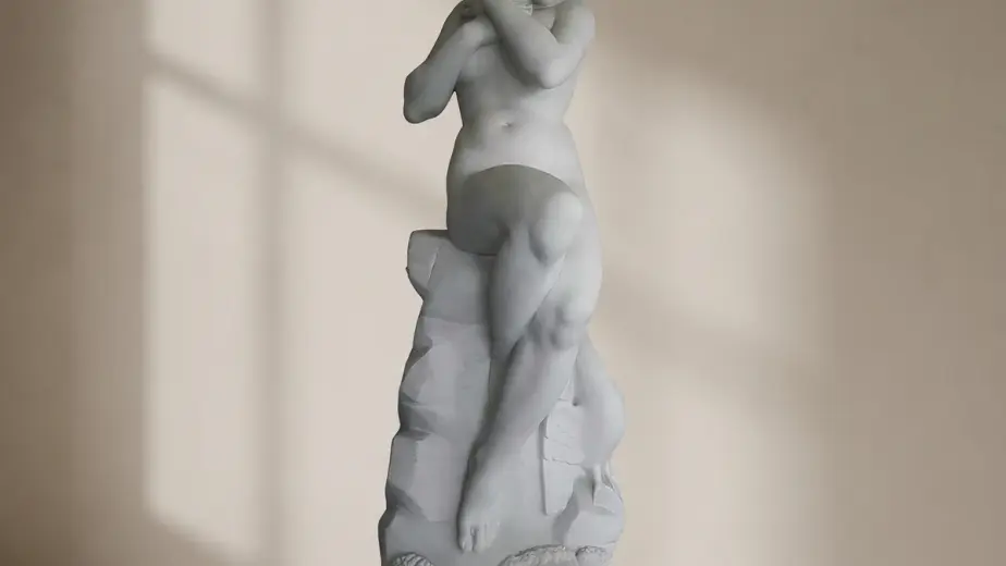 Statua leda e il cigno in marmo, con figura femminile seduta sopra il cigno con elementi vegetali alla base