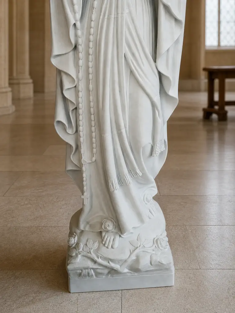 Madonna di lourdes in marmo bianco, con figura con veste lunga, rosario e rose scolpite alla base