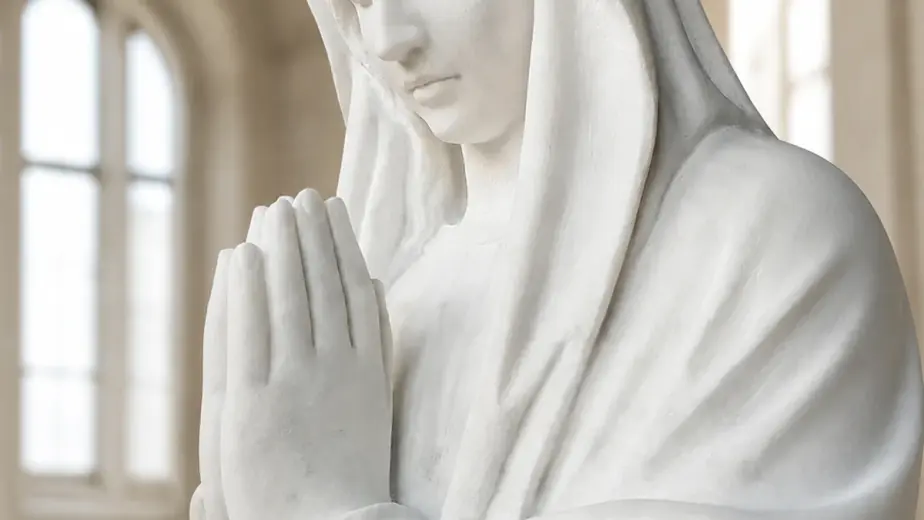 Madonna in preghiera in marmo bianco carrara, con volto raccolto, mani giunte e morbido velo scolpito