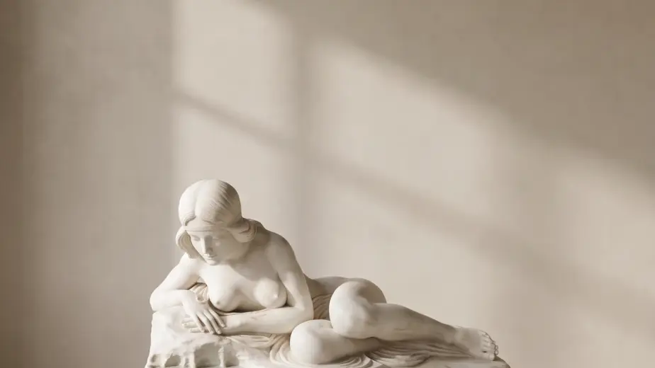 Venere al bagno in marmo bianco, con figura femminile distesa su un basamento con superficie scolpita