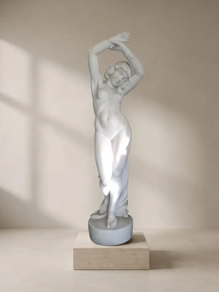 Statua odalisca in marmo bianco, con figura femminile in piedi con le braccia sollevate sopra il capo