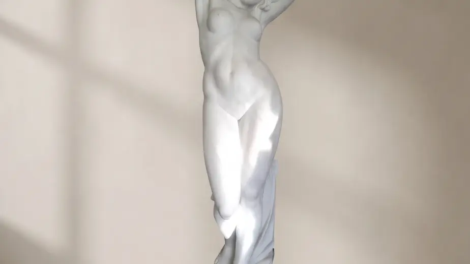 Statua odalisca in marmo bianco, con figura femminile in piedi con le braccia sollevate sopra il capo