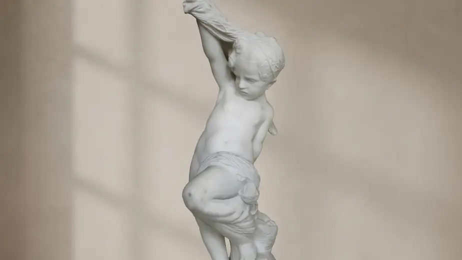 Putto pescatore in marmo bianco carrara, con putto con una rete da pesca sollevata sopra il capo