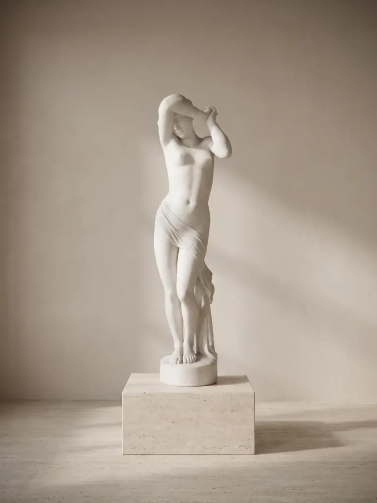Statua timidezza in marmo bianco statuario, con figura femminile in piedi con le braccia raccolte davanti al volto