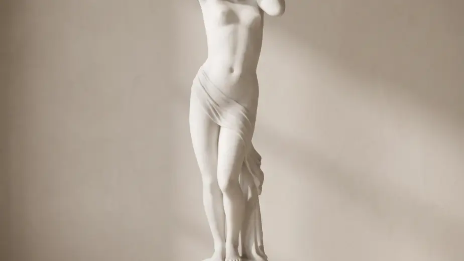 Statua timidezza in marmo bianco statuario, con figura femminile in piedi con le braccia raccolte davanti al volto