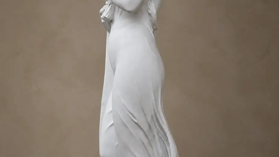 Venere con colomba scolpita in marmo bianco di Carrara