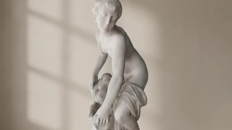Venere ragazza alla fonte in marmo bianco, con figura femminile seduta accanto a un'anfora con panneggio scolpito