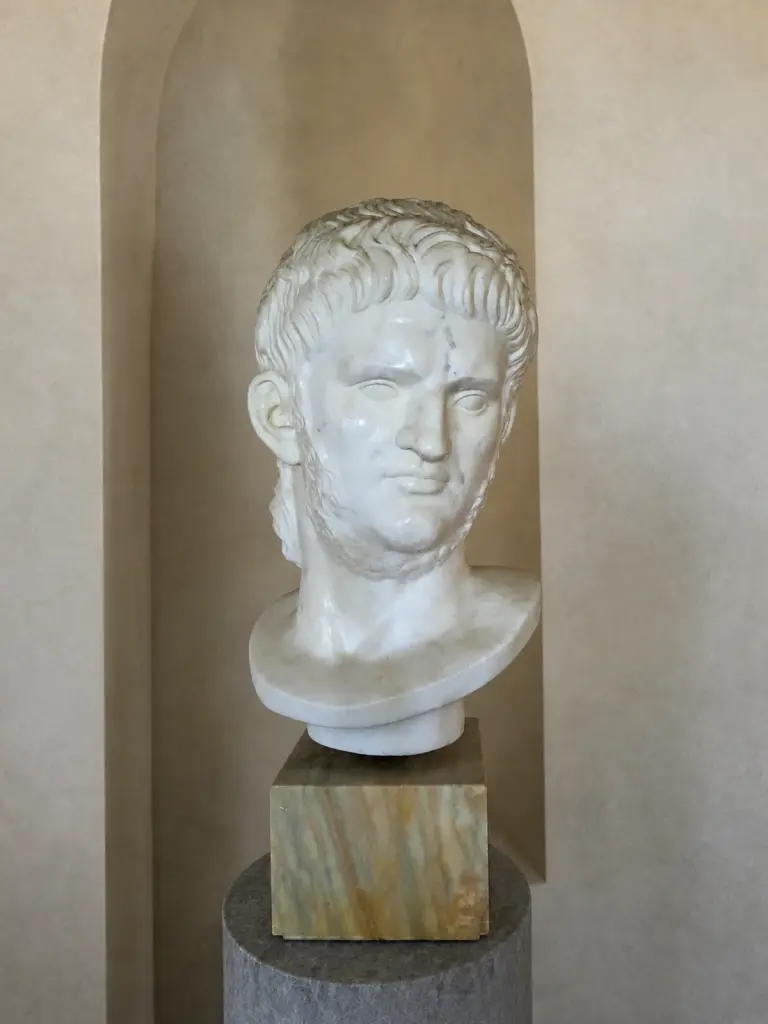 Ritratto dell'imperatore romano Nerone scolpito a tutto tondo, con capigliatura corta e sguardo frontale