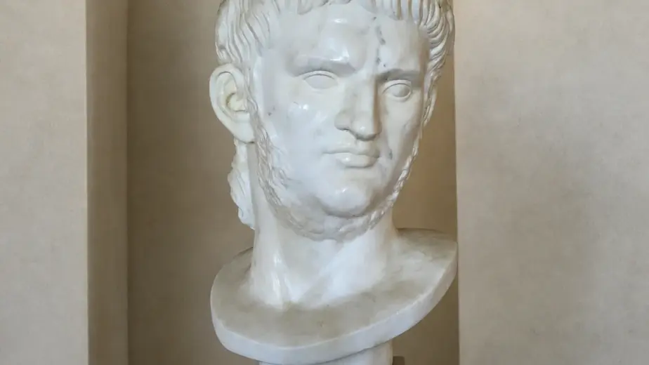 Ritratto dell'imperatore romano Nerone scolpito a tutto tondo, con capigliatura corta e sguardo frontale