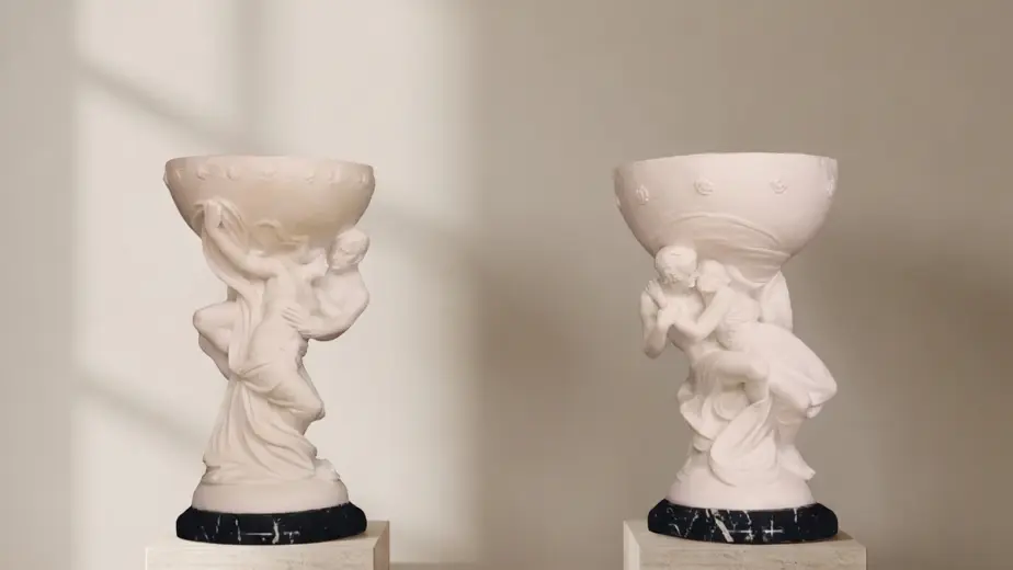 Coppia di vasi scultorei in marmo bianco statuario, con due coppe sostenute da figure scolpite su basi distinte