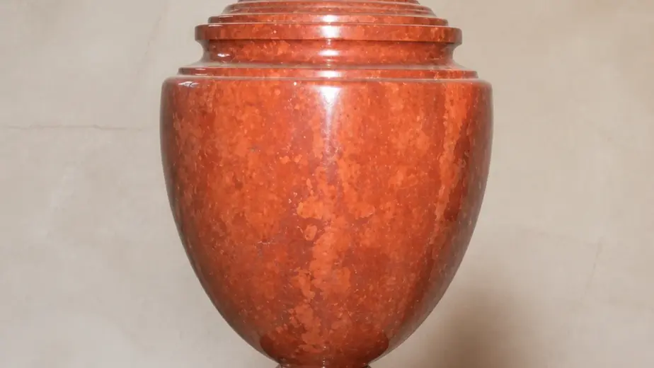 Vaso ornamentale in marmo rosso porfirico antico, con urna con coperchio, corpo ovale, puntale e piede circolare