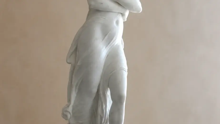 Venere in marmo bianco con braccia alzate, con figura femminile in piedi con le braccia distese sopra il capo