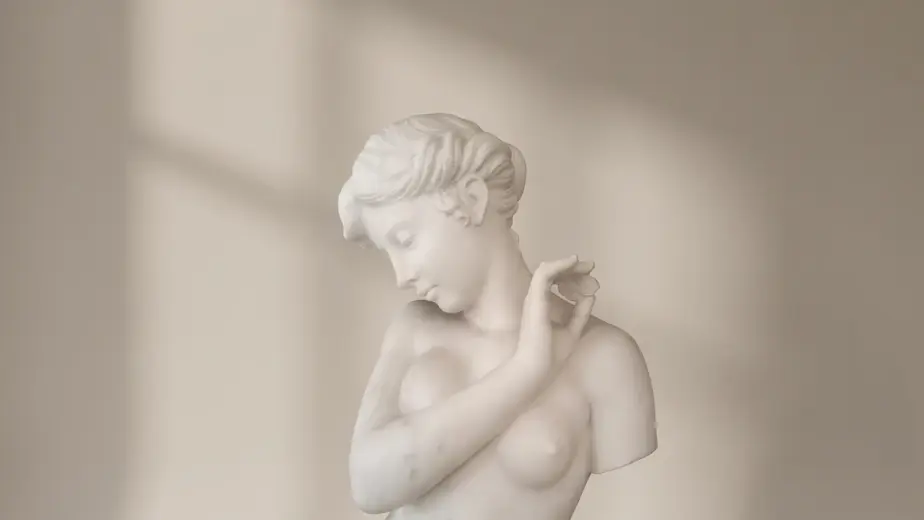Venere primavera in marmo bianco carrara, con figura femminile con ghirlanda di fiori e ampio panneggio