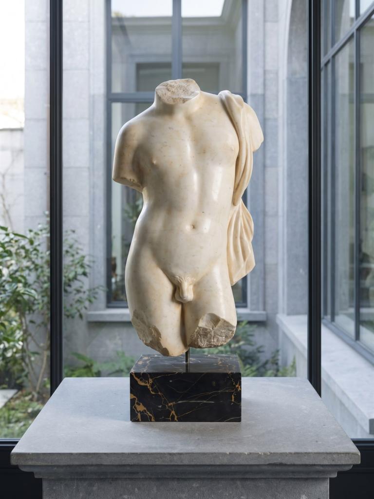 Torso in marmo bianco anticato con base in Portoro