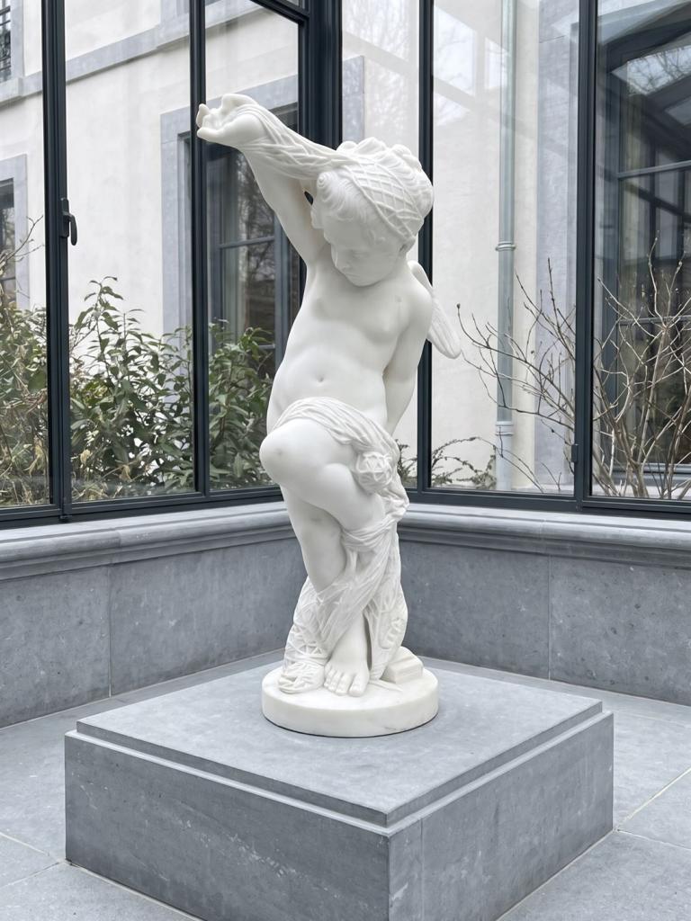 Putto alato con panneggio