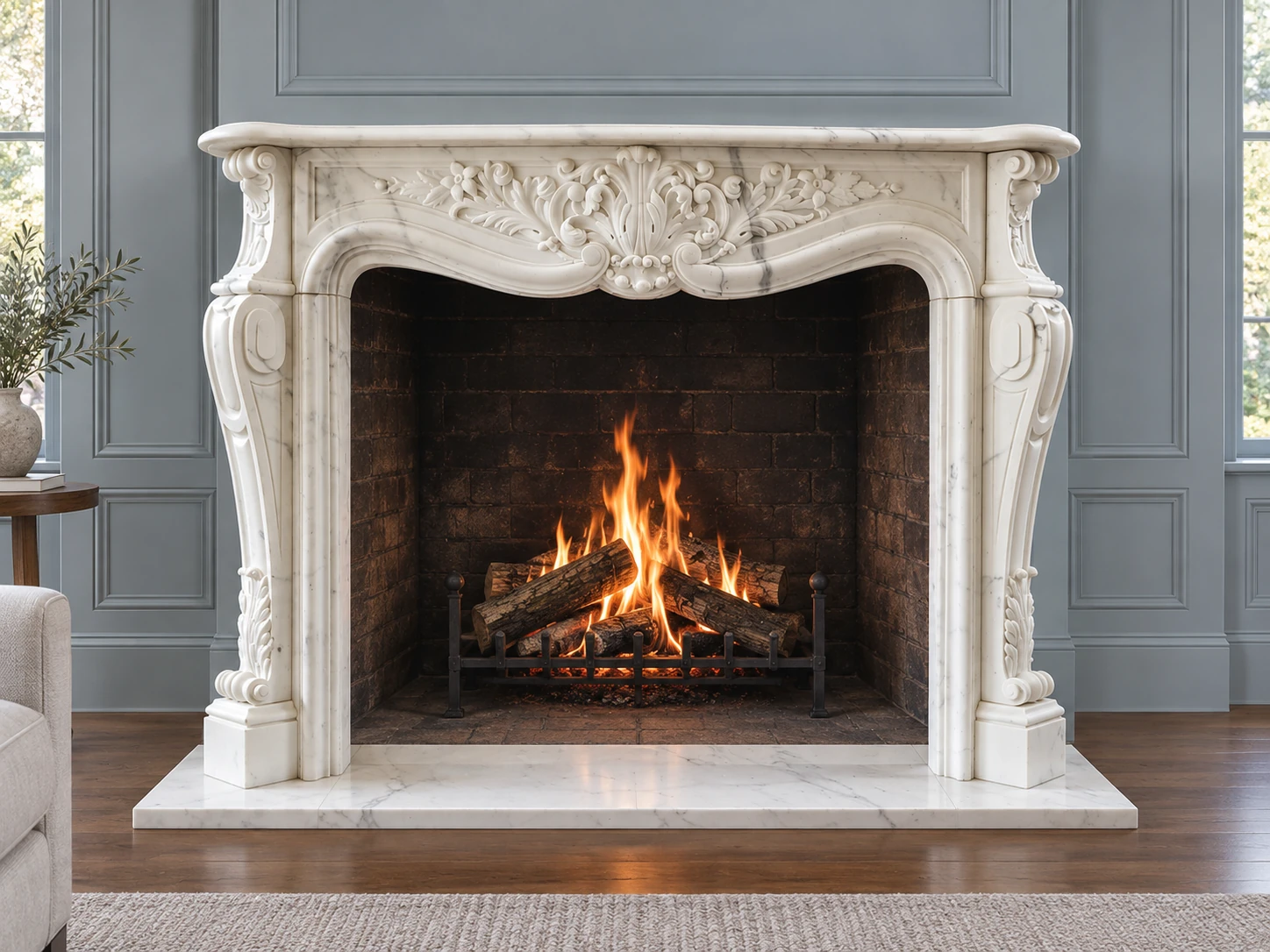 Caminetto Classico Barocco in Marmo Bianco Statuario con Leggera Venatura, ambientazione in salotto.